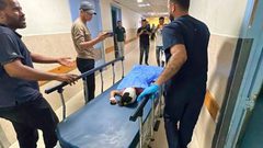 وصول طفلة مصابة برصاص الاحتلال إلى مجمع ناصر الطبي من منطقة بئر 19 جنوب خانيونس، جنوبي قطاع غزة.