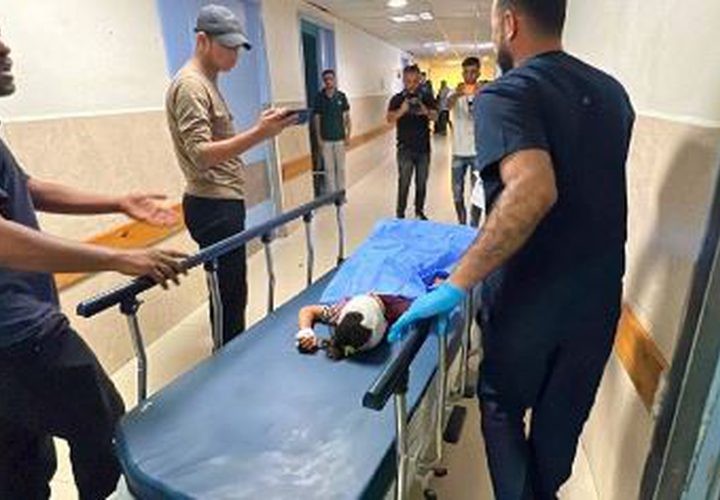 وصول طفلة مصابة برصاص الاحتلال إلى مجمع ناصر الطبي من منطقة بئر 19 جنوب خانيونس، جنوبي قطاع غزة.