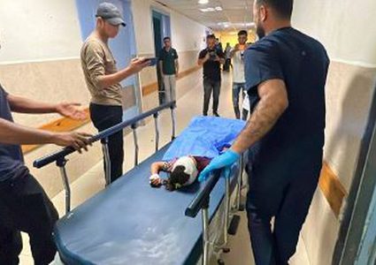 وصول طفلة مصابة برصاص الاحتلال إلى مجمع ناصر الطبي من منطقة بئر 19 جنوب خانيونس، جنوبي قطاع غزة.