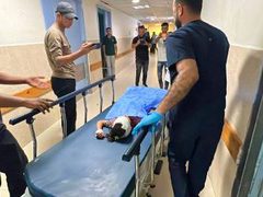 وصول طفلة مصابة برصاص الاحتلال إلى مجمع ناصر الطبي من منطقة بئر 19 جنوب خانيونس، جنوبي قطاع غزة.