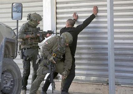 الاحتلال يعتقل مواطنين من حوسان ويواصل إغلاق القرية لليوم الثاني