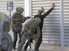 الاحتلال يعتقل مواطنين من حوسان ويواصل إغلاق القرية لليوم الثاني