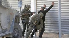 الاحتلال يعتقل مواطنين من حوسان ويواصل إغلاق القرية لليوم الثاني