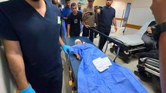وصول طفلة مصابة برصاص الاحتلال إلى مجمع ناصر الطبي من منطقة بئر 19 جنوب خانيونس، جنوبي قطاع غزة.