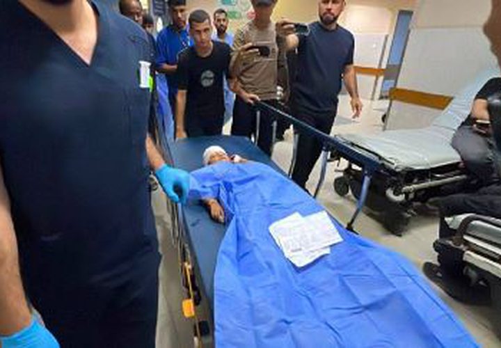 وصول طفلة مصابة برصاص الاحتلال إلى مجمع ناصر الطبي من منطقة بئر 19 جنوب خانيونس، جنوبي قطاع غزة.
