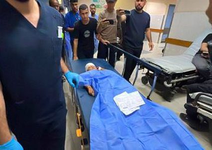 وصول طفلة مصابة برصاص الاحتلال إلى مجمع ناصر الطبي من منطقة بئر 19 جنوب خانيونس، جنوبي قطاع غزة.
