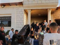 آثار إحراق المستوطنين لمنزل في قرية "تل" جنوب غرب مدينة نابلس