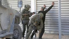 قوات الاحتلال تعتقل 5 شبان من مدينة قلقيلية