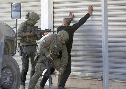 قوات الاحتلال تعتقل 5 شبان من مدينة قلقيلية