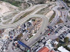 سلطات الاحتلال تنشر صور ومخططات تصورية لما يُعرف بمشروع شارع “نسيج الحياة”، الذي تعتزم شقه بين بلدتيّ العيزرية والزعيم شرقي القدس المحتلة.