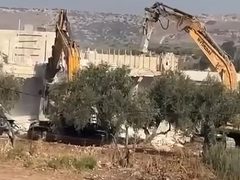 الاحتلال يهدم منزلاً قيد الإنشاء غرب رام الله