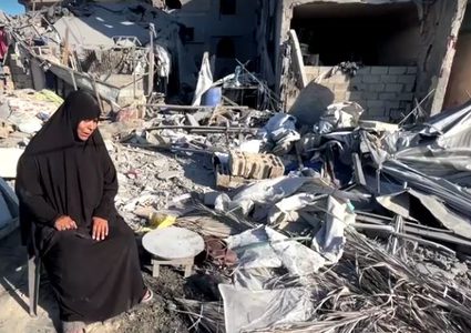 فلسطينيون يتفقدون الدمار في دير البلح ويشيّعون شهداء غارات الاحتلال على غزة
