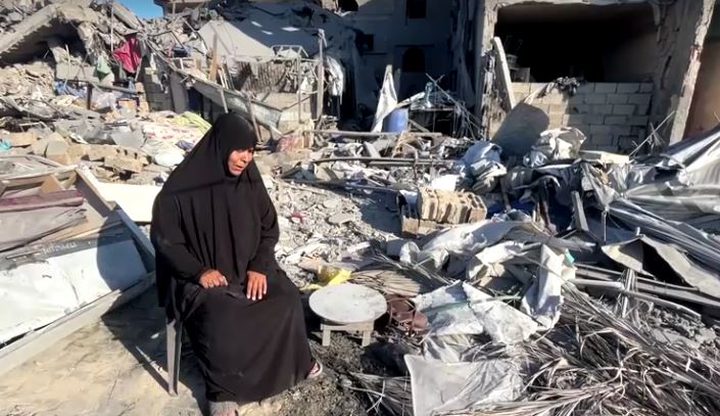 فلسطينيون يتفقدون الدمار في دير البلح ويشيّعون شهداء غارات الاحتلال على غزة