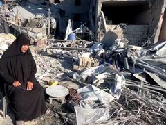 فلسطينيون يتفقدون الدمار في دير البلح ويشيّعون شهداء غارات الاحتلال على غزة