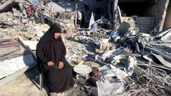 فلسطينيون يتفقدون الدمار في دير البلح ويشيّعون شهداء غارات الاحتلال على غزة