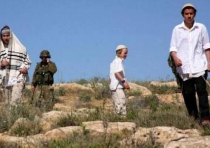 مستوطنون يهاجمون مساكن المواطنين في يطا جنوب الخليل