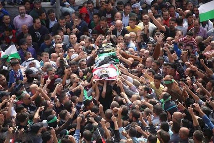 أهالي دير جرير يشيعون جثماني الشهيدين عودة فراخنة وأحمد أبو مخو