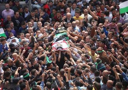 أهالي دير جرير يشيعون جثماني الشهيدين عودة فراخنة وأحمد أبو مخو