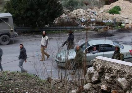 مستوطنون يحتجزون مركبة وأكثر من 10 شبان جنوب نابلس