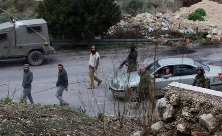 مستوطنون يحتجزون مركبة وأكثر من 10 شبان جنوب نابلس