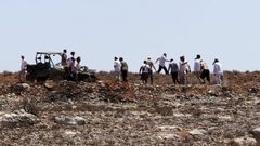 مستوطنون يحرقون أراضٍ زراعية ويهاجمون مركبات المواطنين - بيت عنان شمال غرب القدس