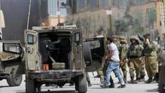 الاحتلال يعتقل مواطناً ويسرق أموالاً ومصاغاً خلال اقتحام أريحا