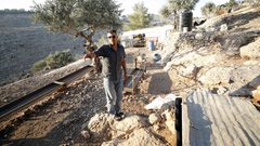 المواطن إبراهيم شيلو يتفقد مزرعته في قرية عين عريك غرب رام الله، بعد أن استولى مستوطنون، بحماية قوات الاحتلال، على أغنامه.