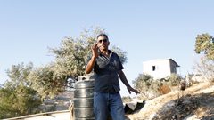 المواطن إبراهيم شيلو يتفقد مزرعته في قرية عين عريك غرب رام الله، بعد أن استولى مستوطنون، بحماية قوات الاحتلال، على أغنامه.