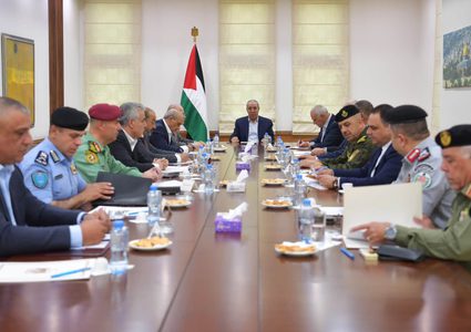 الشيخ يعقد اجتماعا مع قادة الأجهزة الأمنية لمتابعة التطورات الراهنة