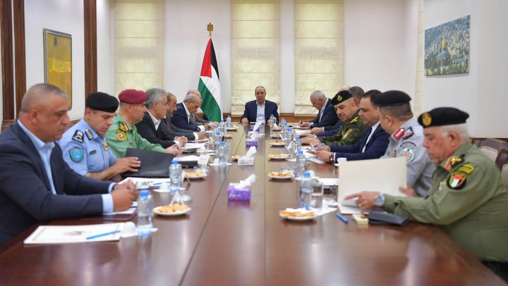 الشيخ يعقد اجتماعا مع قادة الأجهزة الأمنية لمتابعة التطورات الراهنة