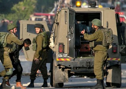 قوات الاحتلال تعتقل شابًا وتفتش مركبات المواطنين في عنزا جنوب جنين