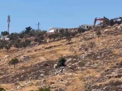 جرافات الاحتلال تشق طريقا استيطانيا على أراضي دير قديس وخربثا بني حارث