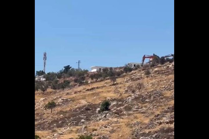 جرافات الاحتلال تشق طريقا استيطانيا على أراضي دير قديس وخربثا بني حارث