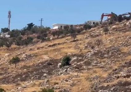 جرافات الاحتلال تشق طريقا استيطانيا على أراضي دير قديس وخربثا بني حارث