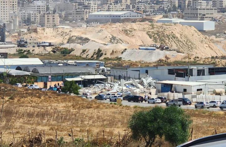 الاحتلال يهدم منزلاً ومغسلة ومزرعتين للمواشي في بلدة الجديرة شمال غرب القدس