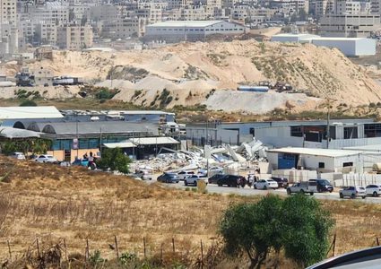 الاحتلال يهدم منزلاً ومغسلة ومزرعتين للمواشي في بلدة الجديرة شمال غرب القدس