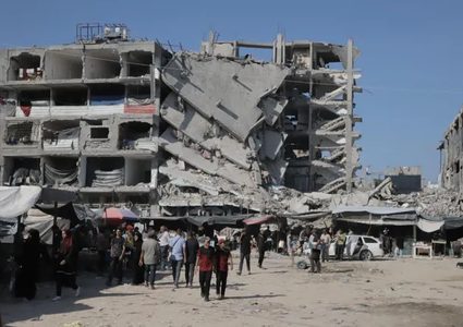 شهيد وإصابات جراء قصف الاحتلال خيمة نازحين وسط قطاع غزة