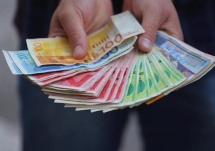 المالية: صرف رواتب الموظفين عن شهر نيسان غدًا الخميس بنسبة 50% وبحد أدنى 2000 ش