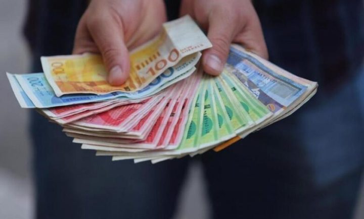 المالية: صرف رواتب الموظفين عن شهر نيسان غدًا الخميس بنسبة 50% وبحد أدنى 2000 ش