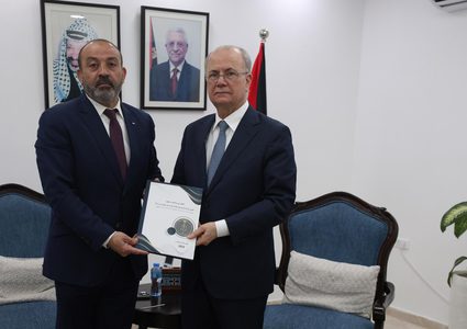 رئيس الوزراء د. محمد مصطفى يتسلم التقرير السنوي للنيابة العامة لعام 2025