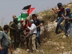 مستوطنون يستولون على منزل عائلة الطوباسي عقب تهجيرها قسراً في جالود