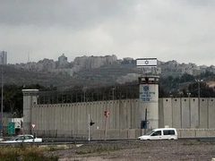 رغم الاعتراضات.. إسرائيل تبدأ خطوات تنفيذ مشروع "سجن التماسيح" حول سجن كتسيعوت