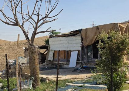 مستوطنون يحطمون نوافذ منزل ويعبثون بمحتوياته قرب الخان الأحمر
