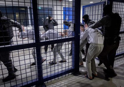 الاحتلال يصدر ويجدد أوامر الاعتقال الإداري بحق 42 معتقلا