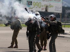 قوات الاحتلال تطلق قنابل الغاز خلال اقتحامها بلدة بير نبالا شمال غرب القدس