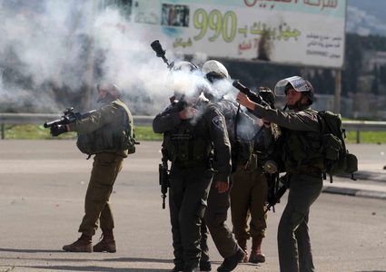قوات الاحتلال تطلق قنابل الغاز خلال اقتحامها بلدة بير نبالا شمال غرب القدس