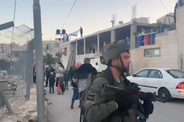 مستوطنون يقتحمون عدة مناطق ويستولون على بئرين وخط مياه رئيسي في الخليل