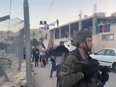 مستوطنون يقتحمون عدة مناطق ويستولون على بئرين وخط مياه رئيسي في الخليل