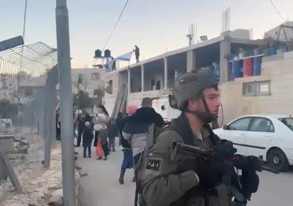 مستوطنون يقتحمون عدة مناطق ويستولون على بئرين وخط مياه رئيسي في الخليل