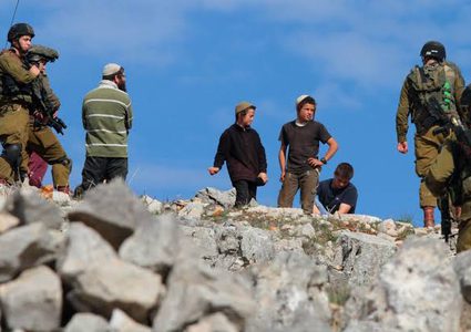 مستوطنون يجبرون مزارعين على مغادرة أراضيهم شمال غرب نابلس